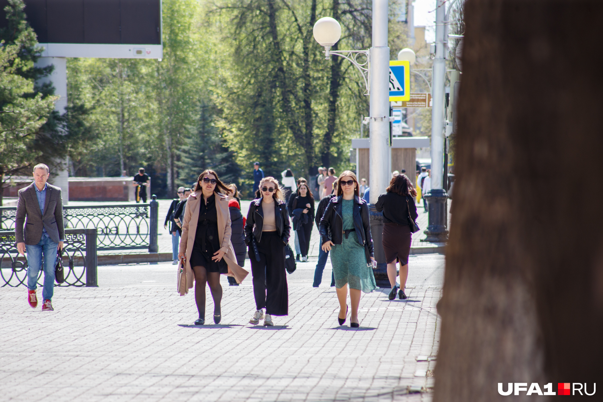 Пора платьев настала, но пора курток и плащей еще не окончилась