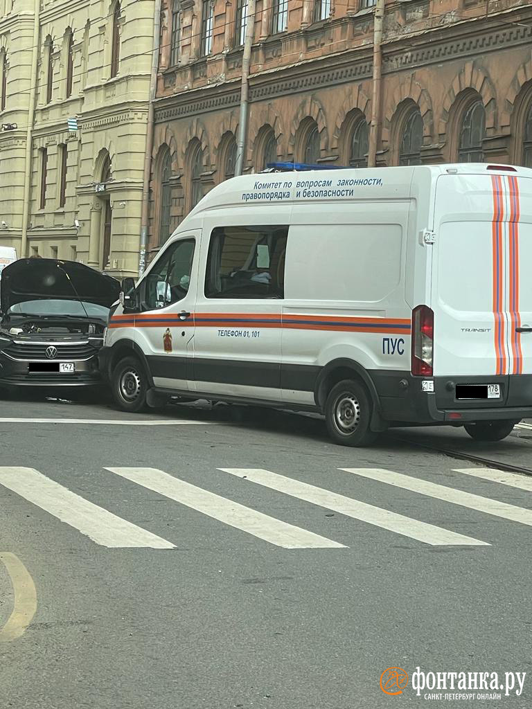 Машина Смольного попала в переплёт на Садовой | 03.09.2023 | Санкт-Петербург  - БезФормата