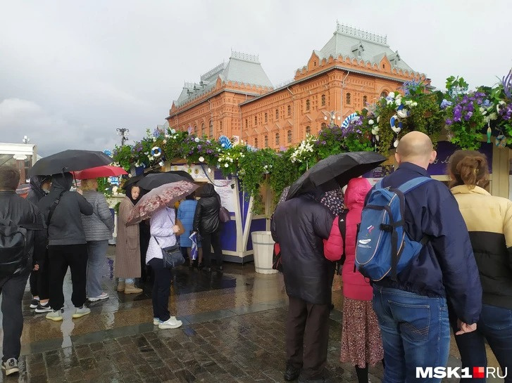 В прошлом году на мероприятие пришло много людей В прошлом году на мероприятие пришло много людей