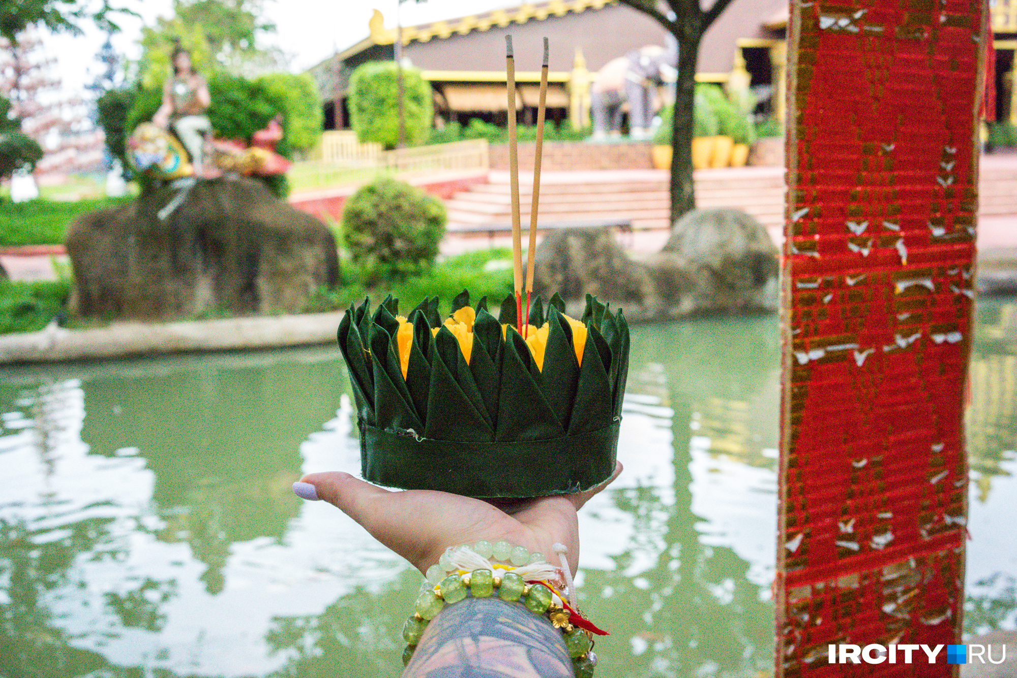 Еще одна тайская традиция — загадывать желание и отпускать в воду кораблик