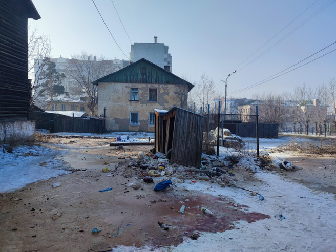 Обещали в апреле. Туалеты у бараков в Чите, снесенные после визита министра РФ, так и поставили