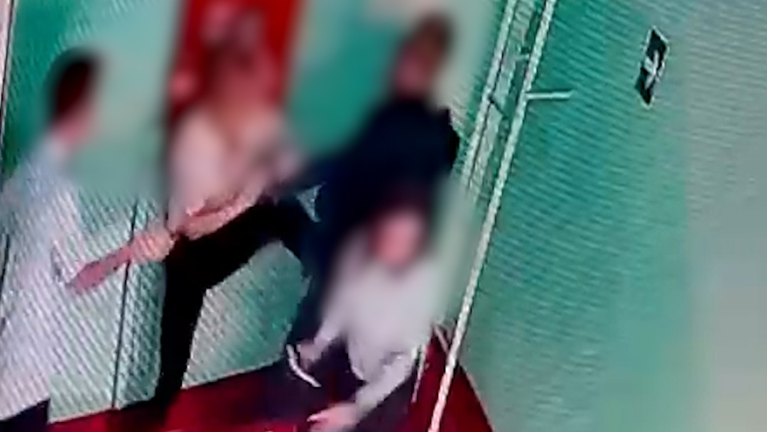 «Это не первый раз»: внук депутата Балахтинского района избил школьницу. Драка попала на видео