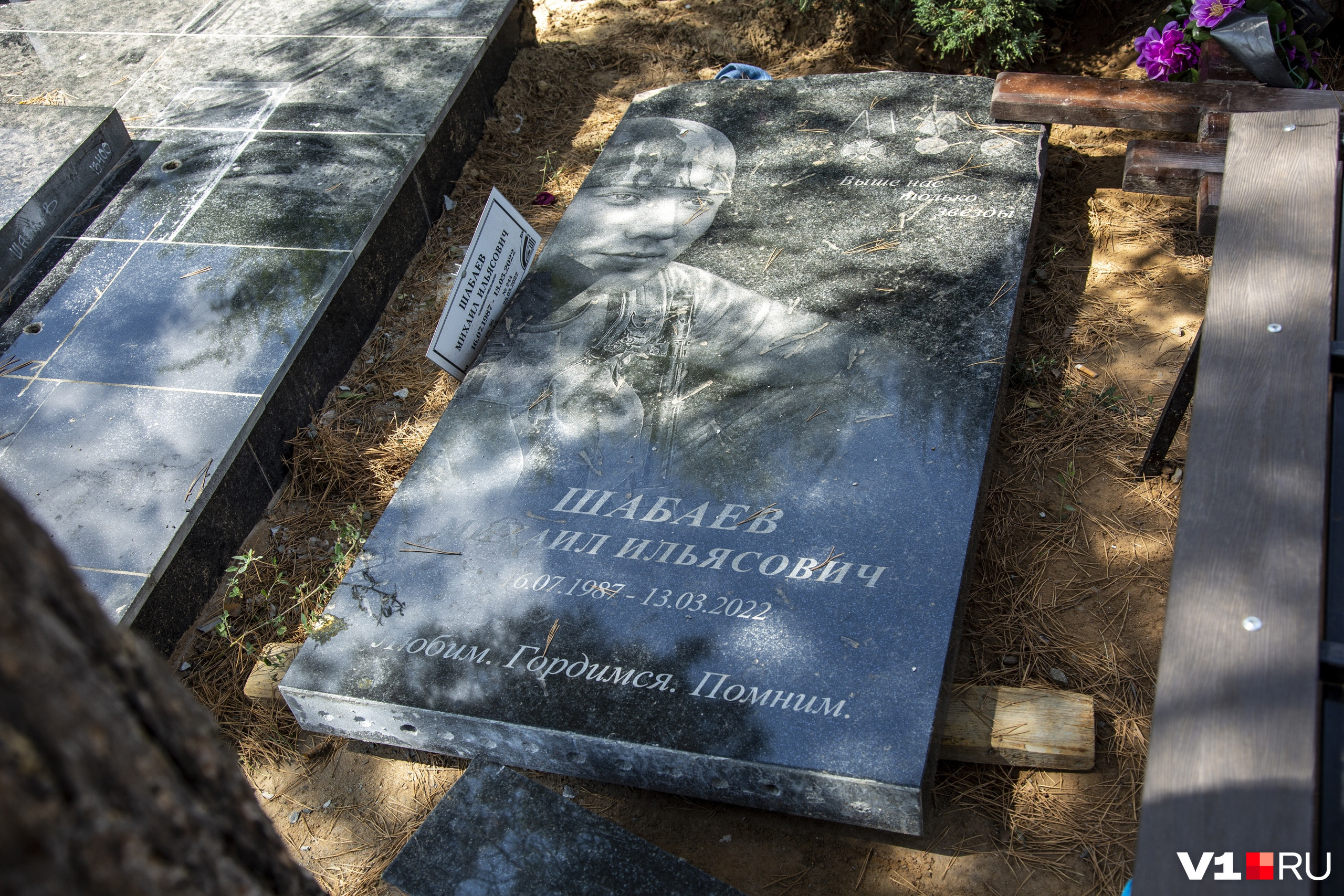 «Я его любила. Не хотела вредить»: на юге Волгограда разгромили могилу погибшего на Украине участника СВО