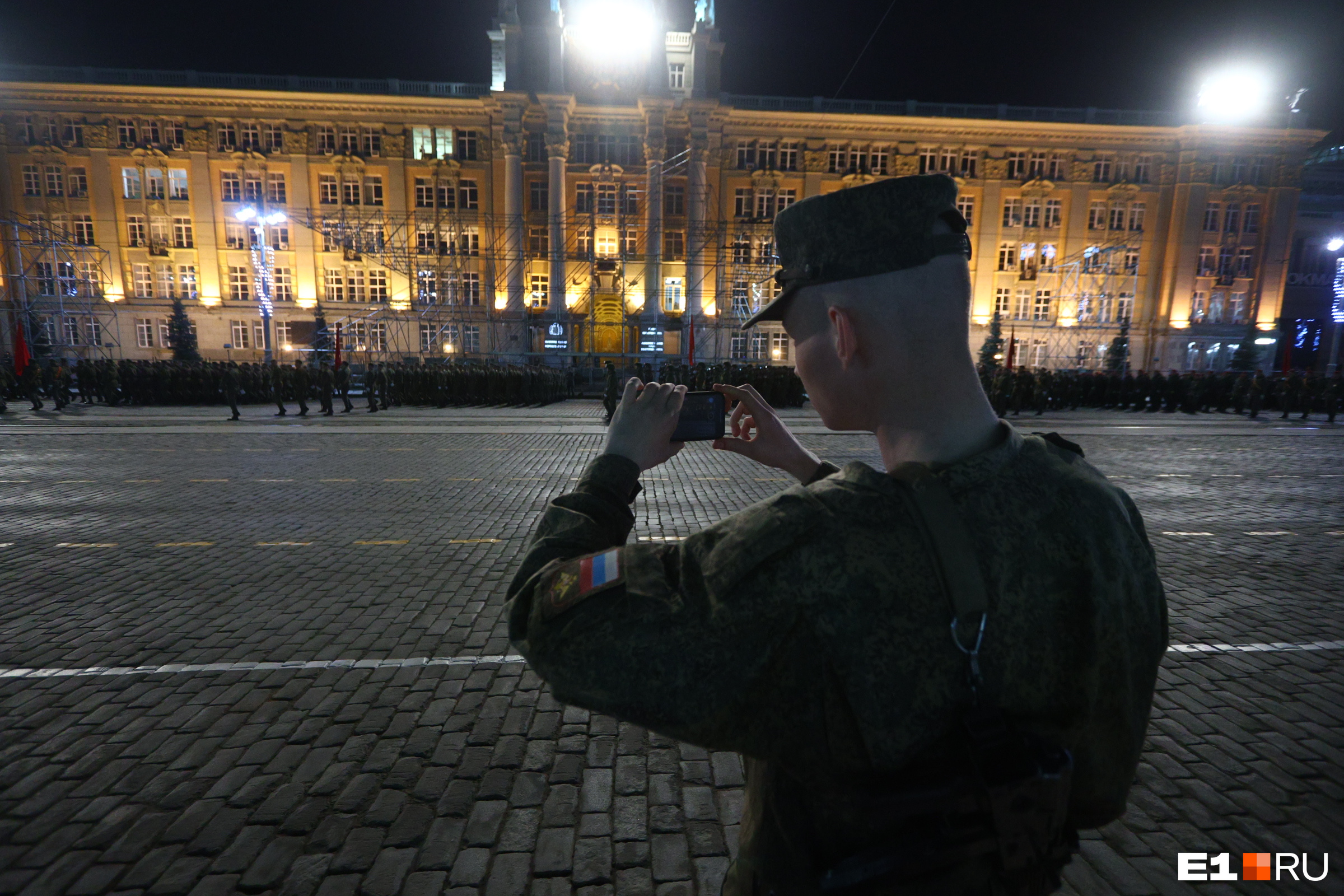 Что нас ждет на 9 мая? Фото с закрытой репетиции парада Победы в ночном Екатеринбурге