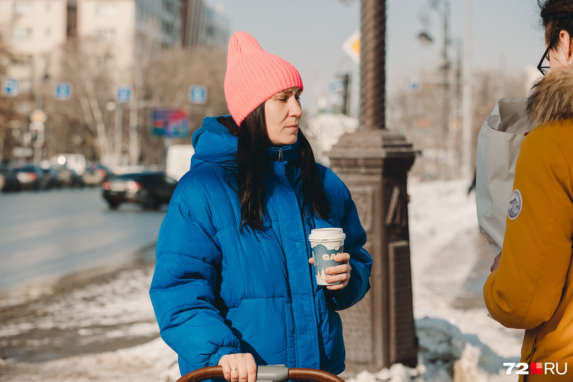 Подходя к каждой женщине, мы пытались устроить небольшой сюрприз. Начинали с поздравительных слов, а затем вручали цветок Подходя к каждой женщине, мы пытались устроить небольшой сюрприз. Начинали с поздравительных слов, а затем вручали цветок