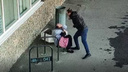 В Челябинске мужчина избил пенсионерку у дверей районной администрации. Видео