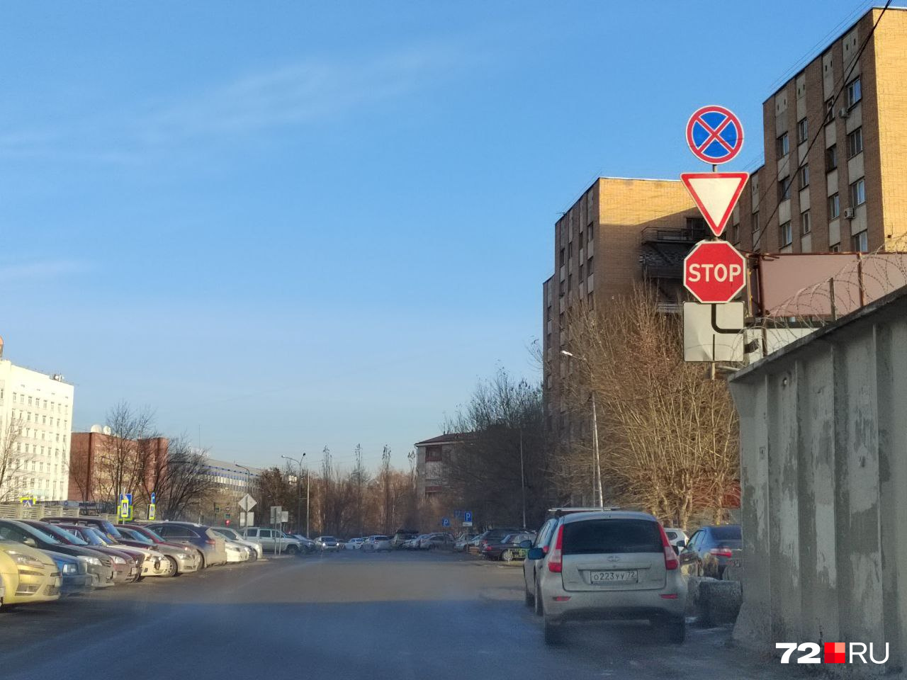 Выезд на Республики неудобен. Из-за машин и забора не всегда видно, кого надо пропускать Выезд на Республики неудобен. Из-за машин и забора не всегда видно, кого надо пропускать