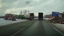 «Один перевернулся»: три грузовика столкнулись на новосибирской трассе — видео с места ДТП