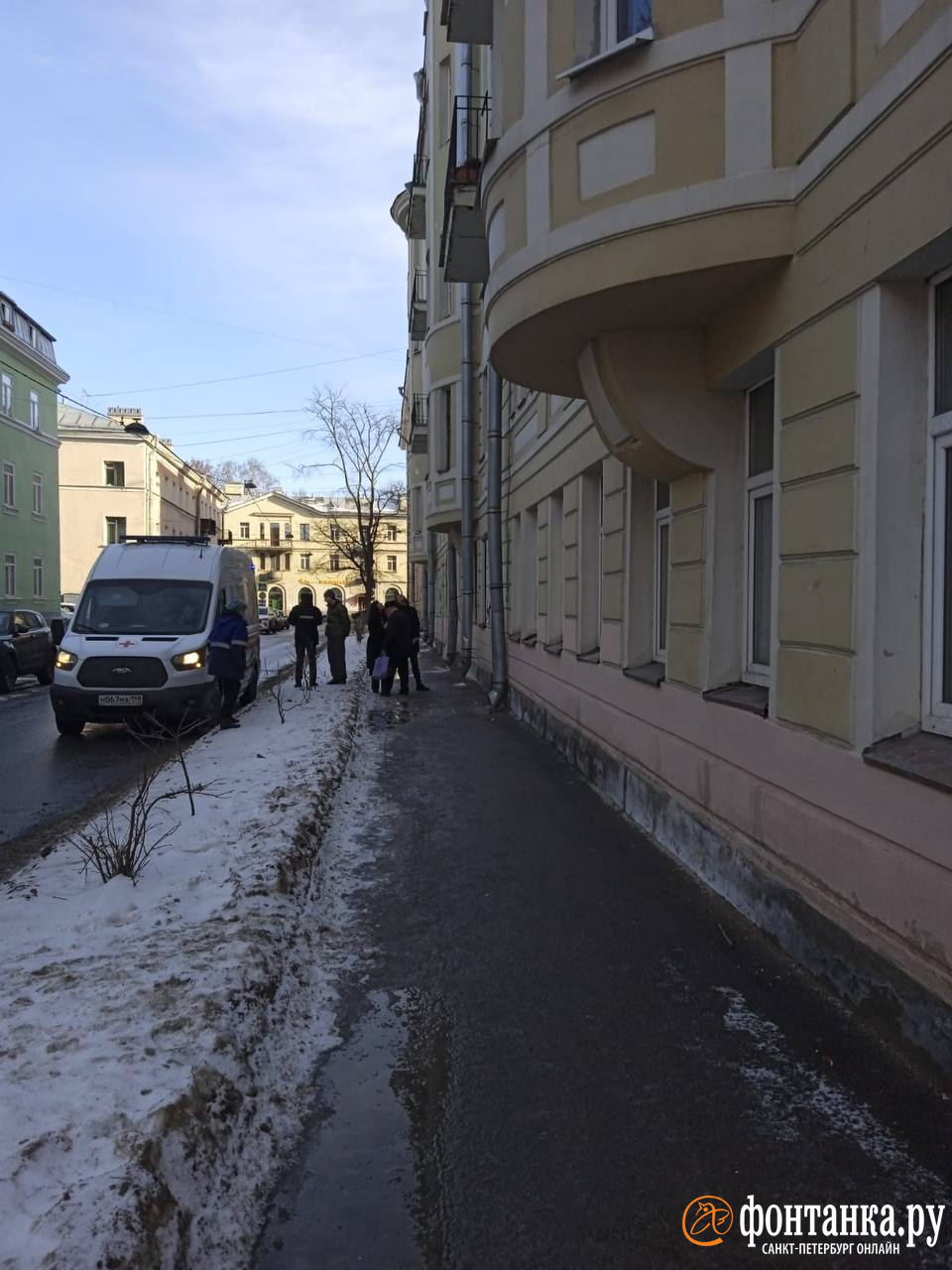 Снег с крыши или скользкий тротуар? В Петербурге пенсионерку увезли в больницу после прогулки под окнами дома