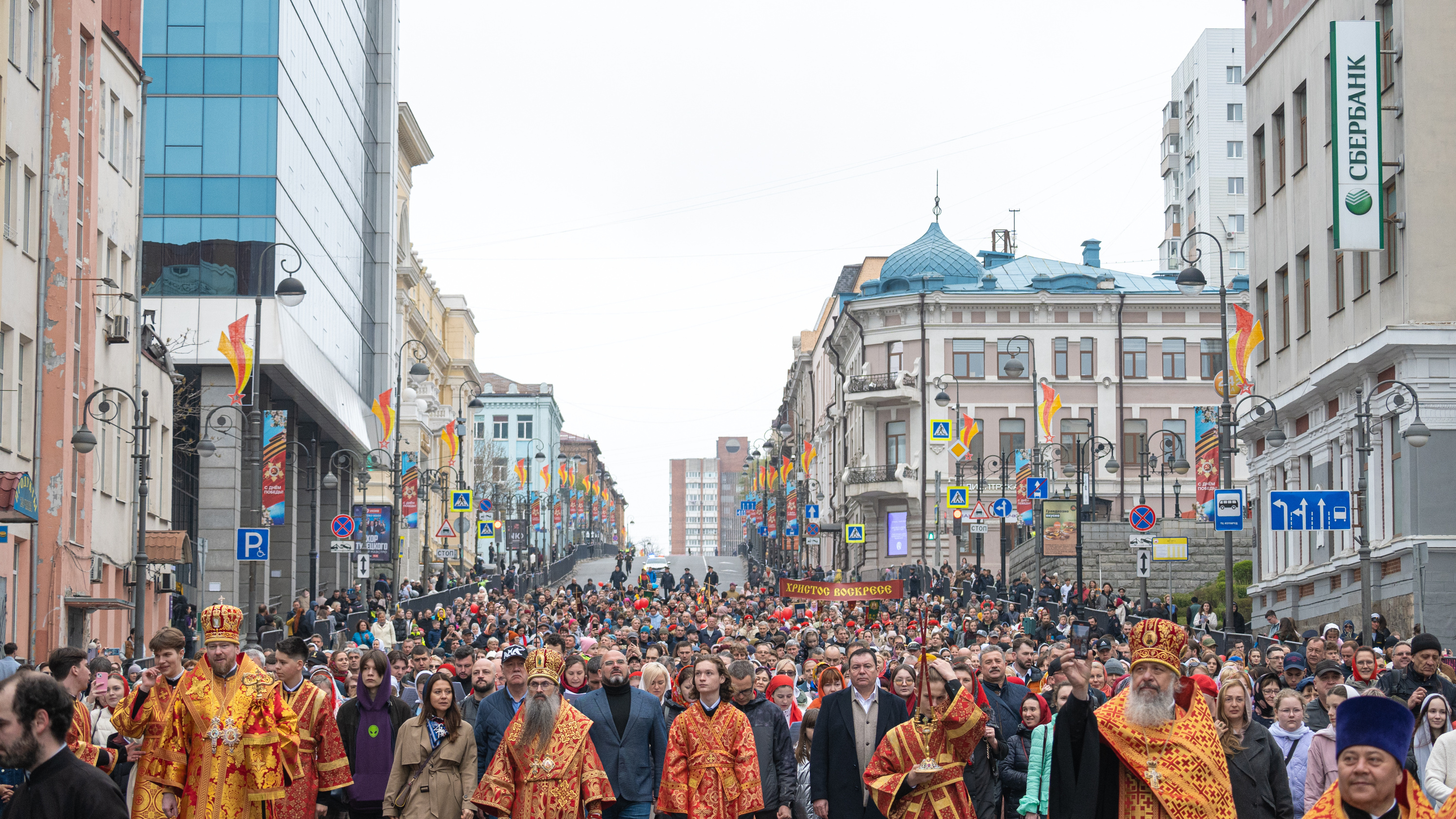 Сотни людей и невероятная красота — во Владивостоке прошел пасхальный крестный ход
