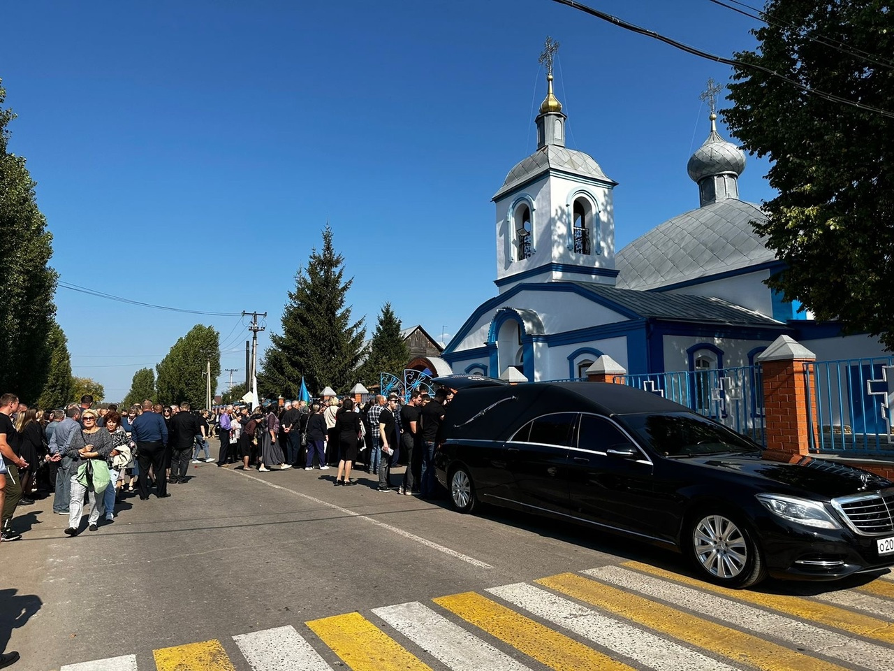 Проститься с погибшим офицером пришили более <nobr class="_">1,5 тысячи</nobr> человек Проститься с погибшим офицером пришили более <nobr class="_">1,5 тысячи</nobr> человек