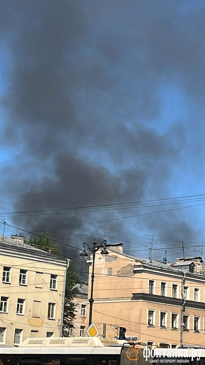 Дым от горящей бытовки заполонил Центральный район Петербурга