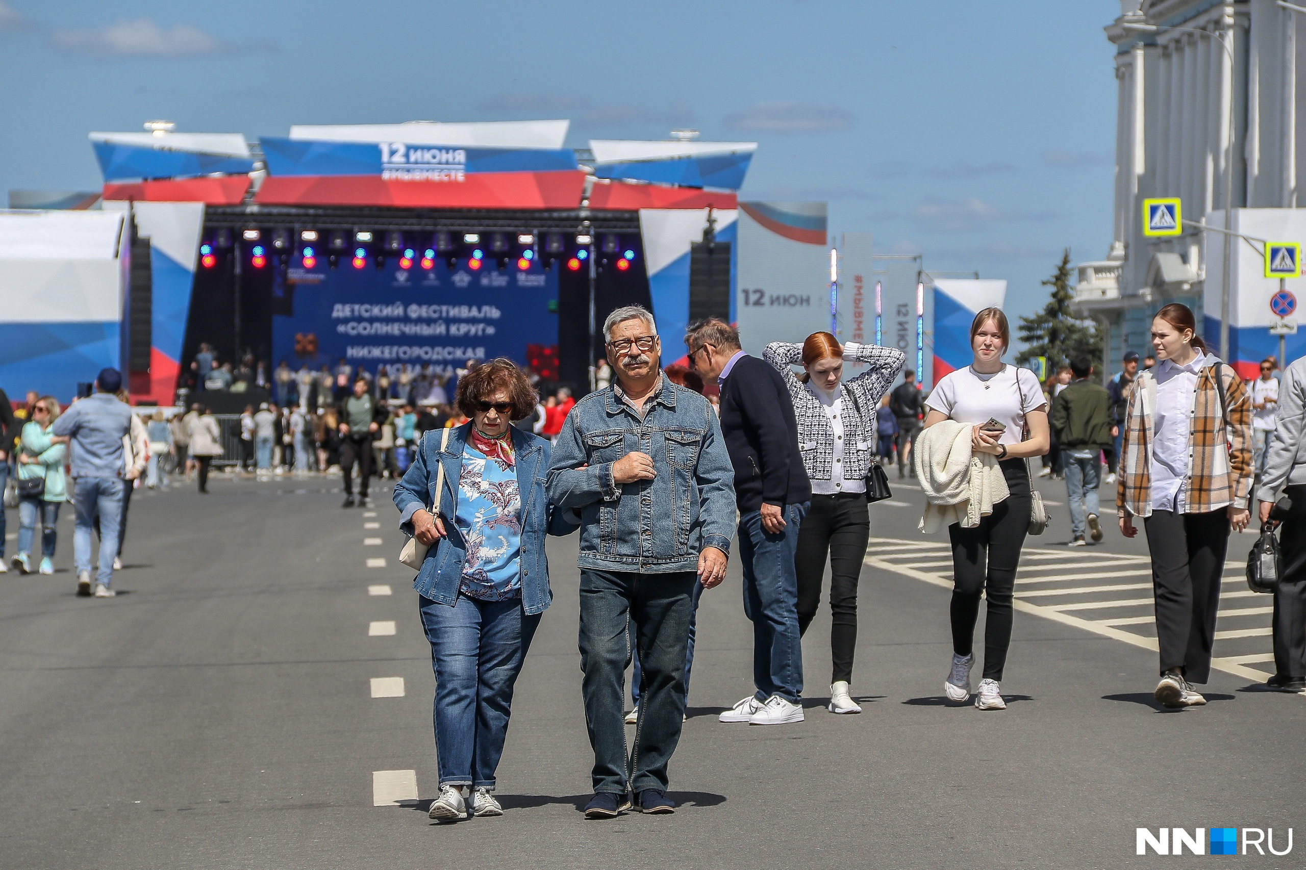 Очередь за чебуреками, ретроавтомобили и концерты: как отмечают День России в Нижнем Новгороде