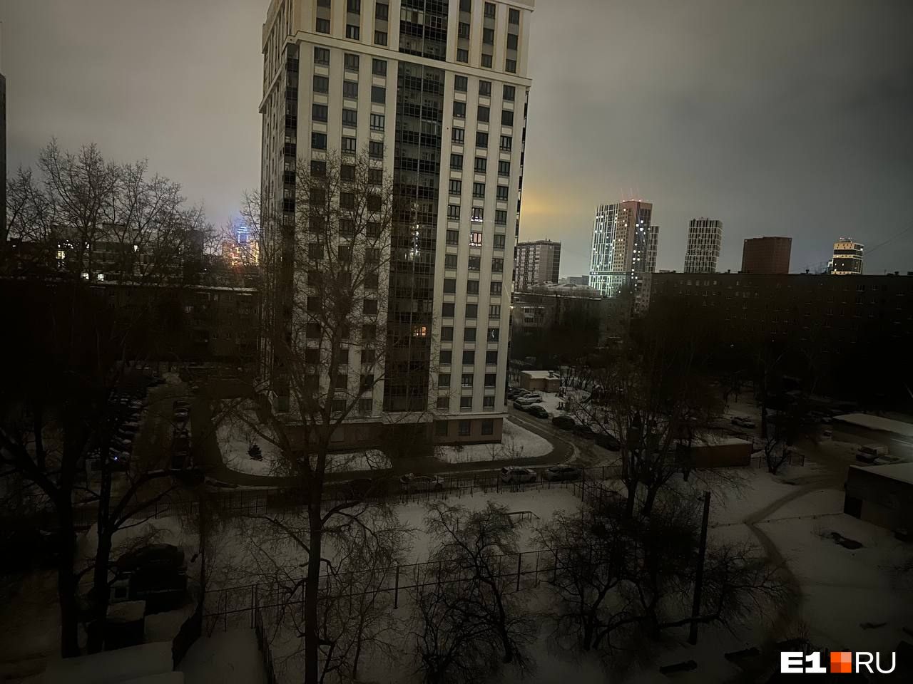 На десятке улиц Екатеринбурга пропал свет. Объясняем, что случилось