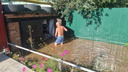 «По колено в воде ходим!»: в Самаре затопило жилые дома из-за прорыва трубы