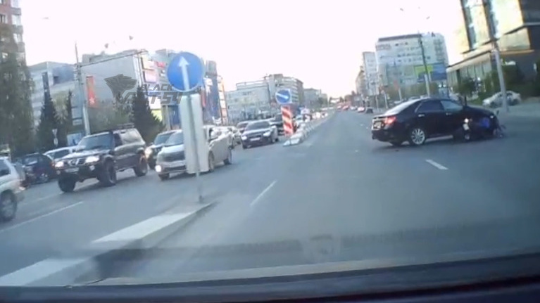 «Двое подлетели вверх»: автомобиль столкнулся с мотоциклом рядом с ТЦ«Ройял Парк» — жесткое видео