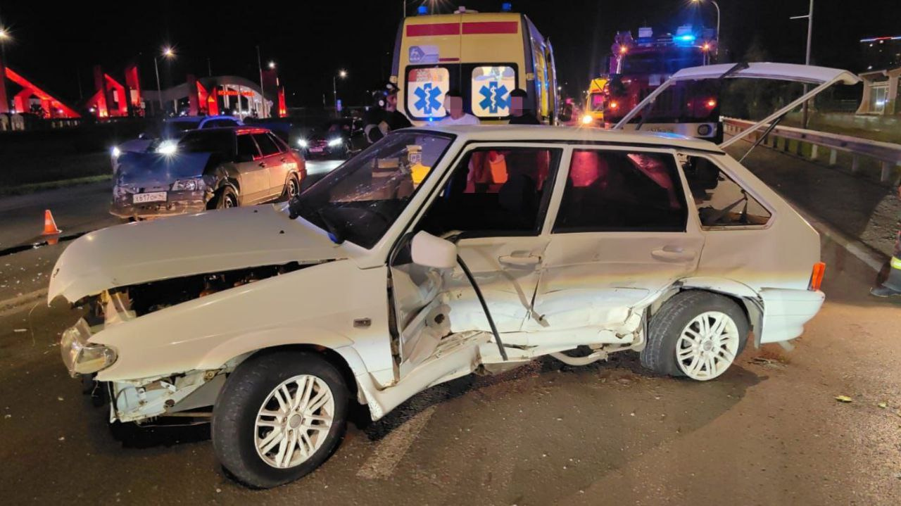 Пять человек пострадали в лобовом столкновении отечественных авто в Кемерове. У одного из водителей не было прав