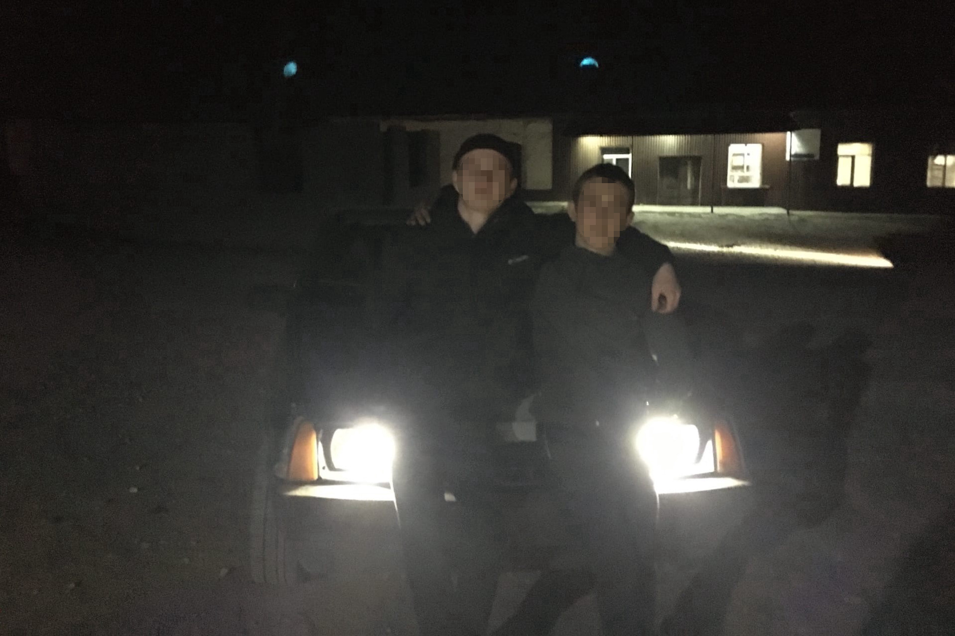 Парень любил фотографироваться с автомобилями Парень любил фотографироваться с автомобилями
