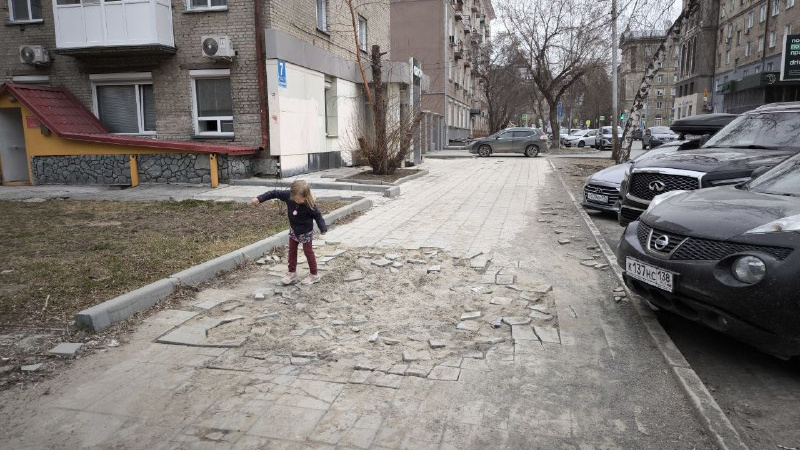 Разрушенные, грязные или исчезнувшие: как выглядят тротуары в Новосибирске — грустная подборка