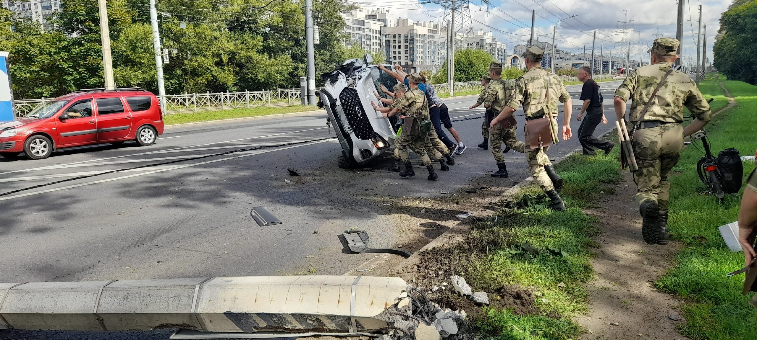 Каршеринг свалил бетонный столб на Петергофское шоссе и перевернулся |  29.08.2023 | Санкт-Петербург - БезФормата