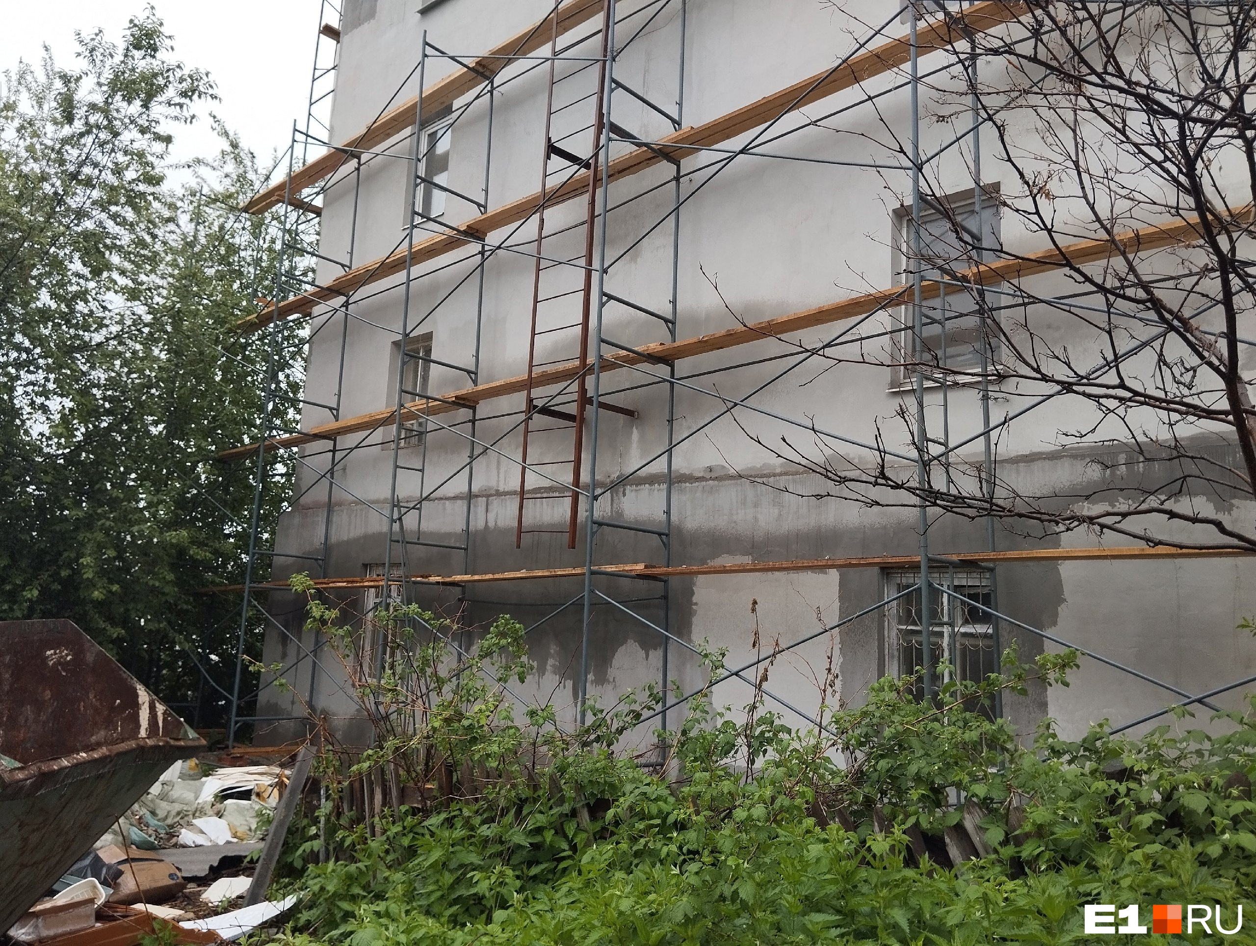 «Живем на помойке». В Екатеринбурге строители превратили капремонт старого дома в катастрофу для хозяев
