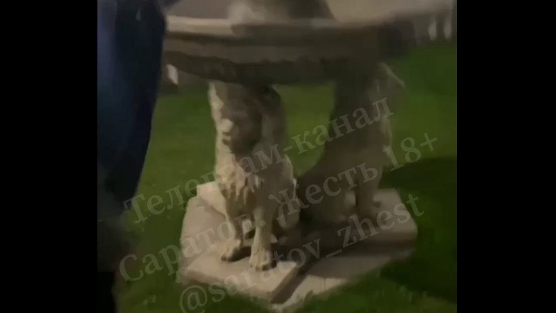 «Кайфуют от жизни в разрухе»: саратовцев возмутило видео поломки фонтана «Три льва»