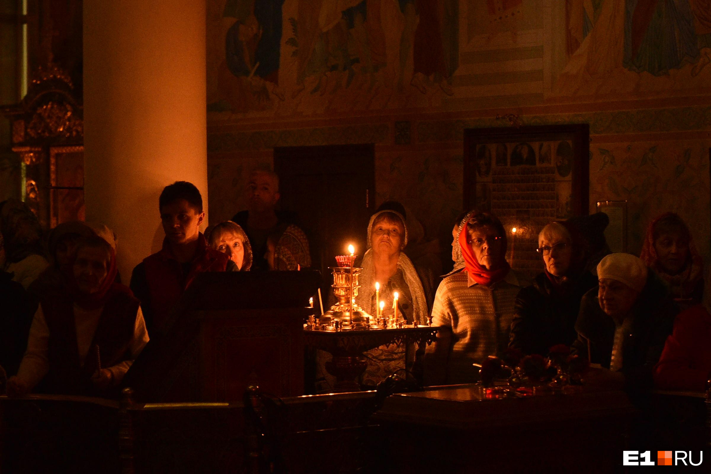 Почему трещит церковная свеча дома когда горит. Магия церковной свечи