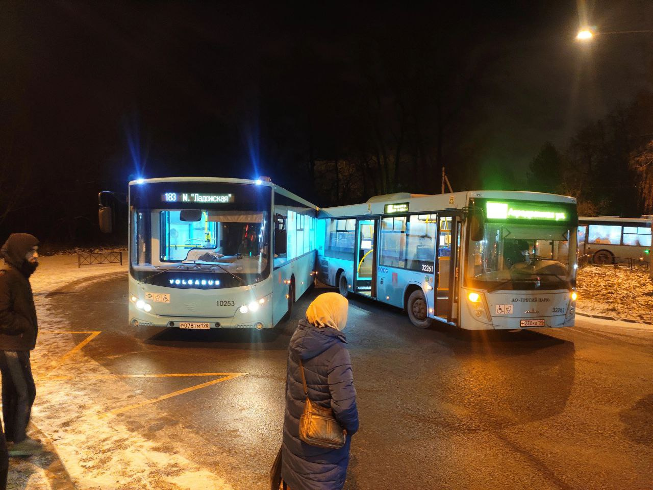 «Равнобедренное» ДТП. Два бирюзовых автобуса столкнулись на Муринской дороге