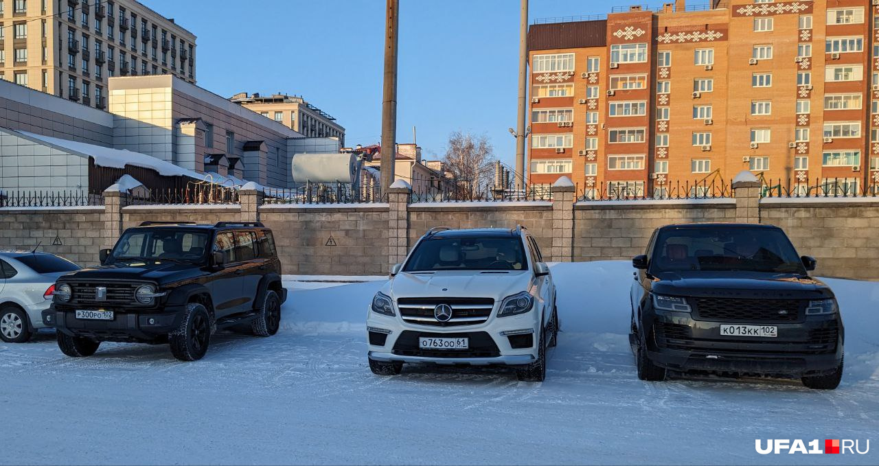 Обычно эту парковку занимают сплошь черные машины