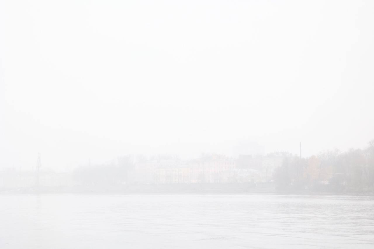 Петербург в тумане. Теплоходы плывут по Неве в «молоке»
