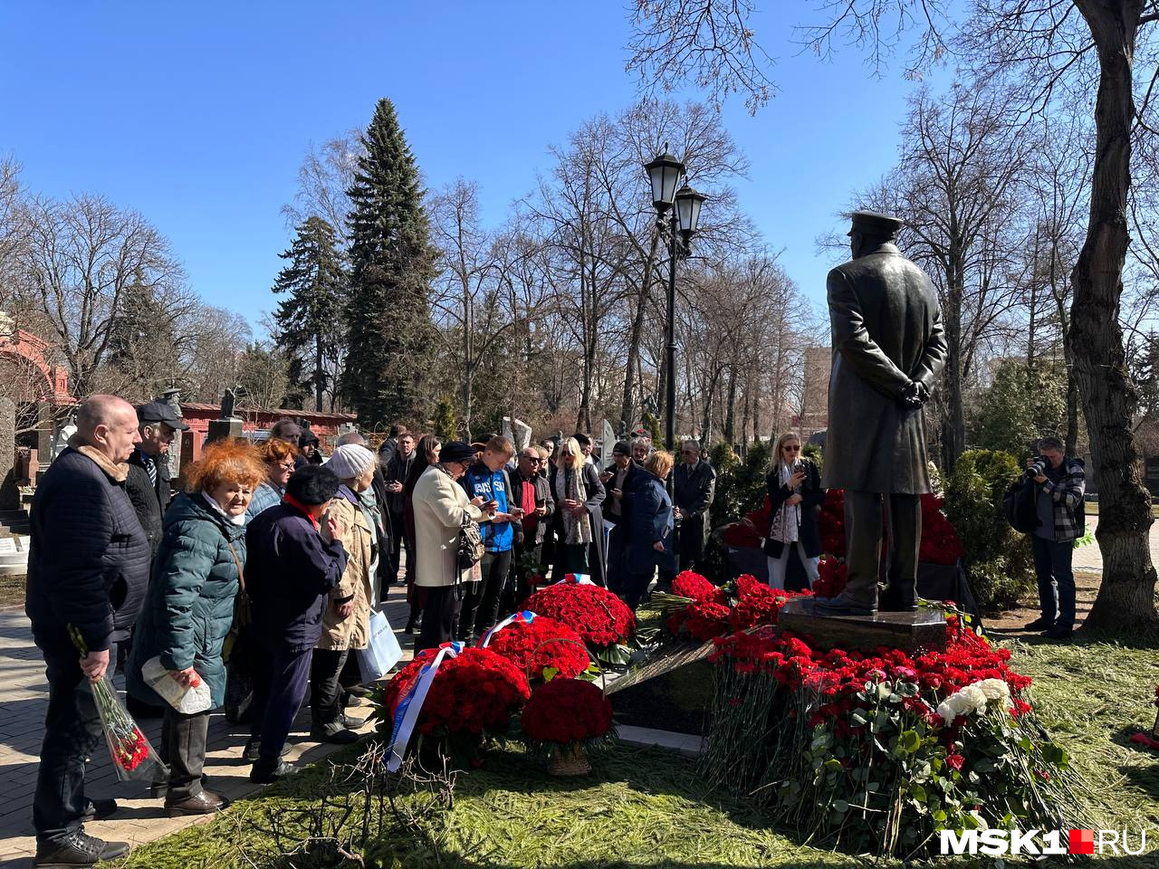 На Новодевичьем кладбище собрались десятки людей На Новодевичьем кладбище собрались десятки людей