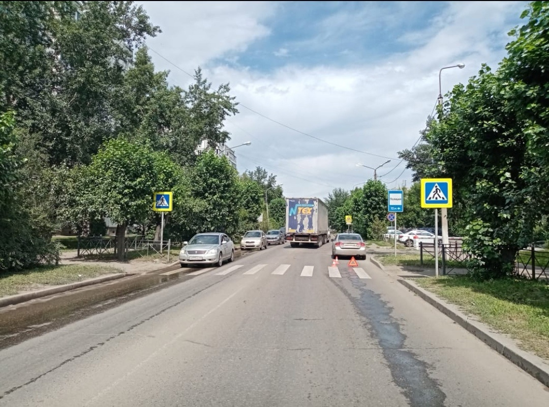 Школьник не посмотрел по сторонам и помчал на самокате через пешеходный переход Школьник не посмотрел по сторонам и помчал на самокате через пешеходный переход