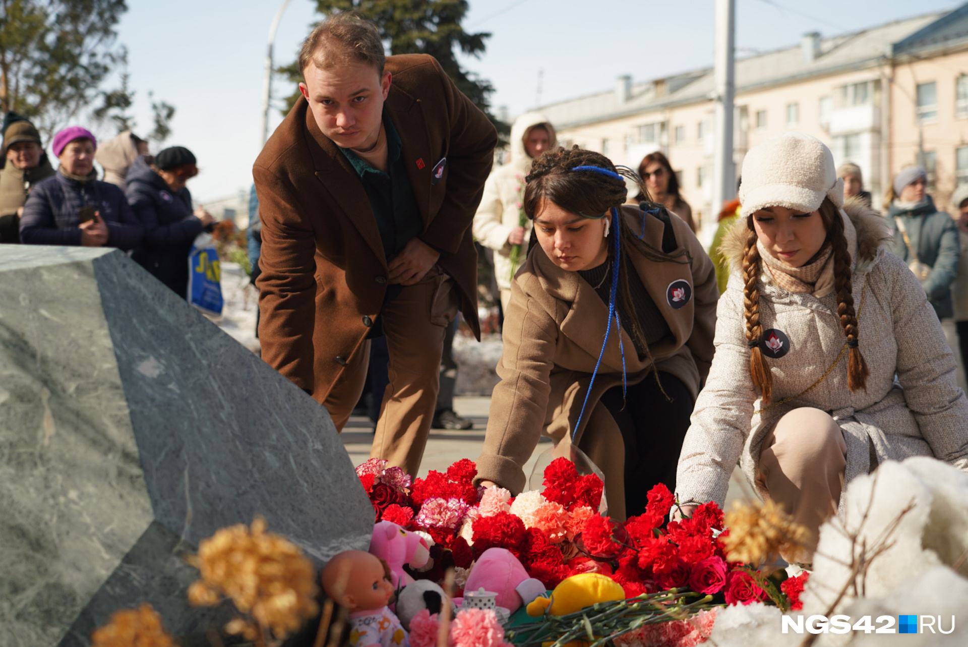 «Сочувствуют и за тысячу километров»: как кемеровчане скорбят по жертвам теракта в Подмосковье — трогательные кадры
