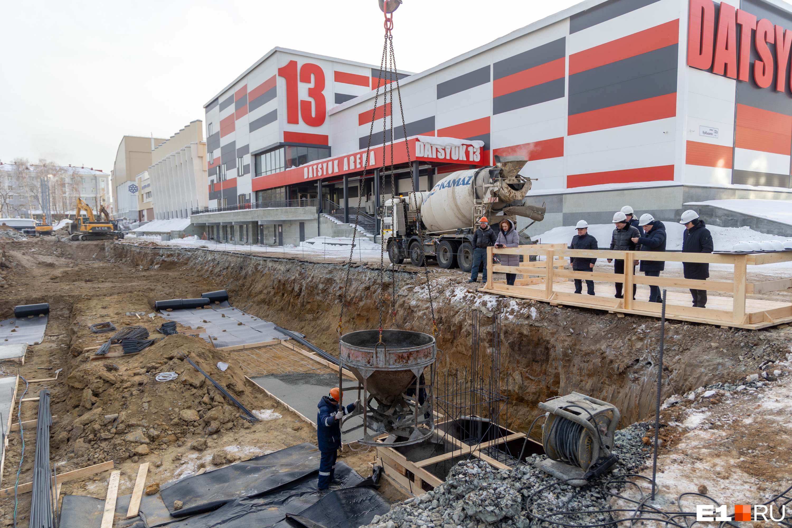 На месте снесенного стадиона в центре Екатеринбурга начали строить огромный дворец