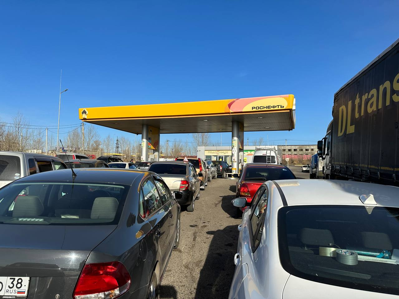 Крупные очереди возникли на АЗС «Роснефти» в Чите из-за дешевого бензина