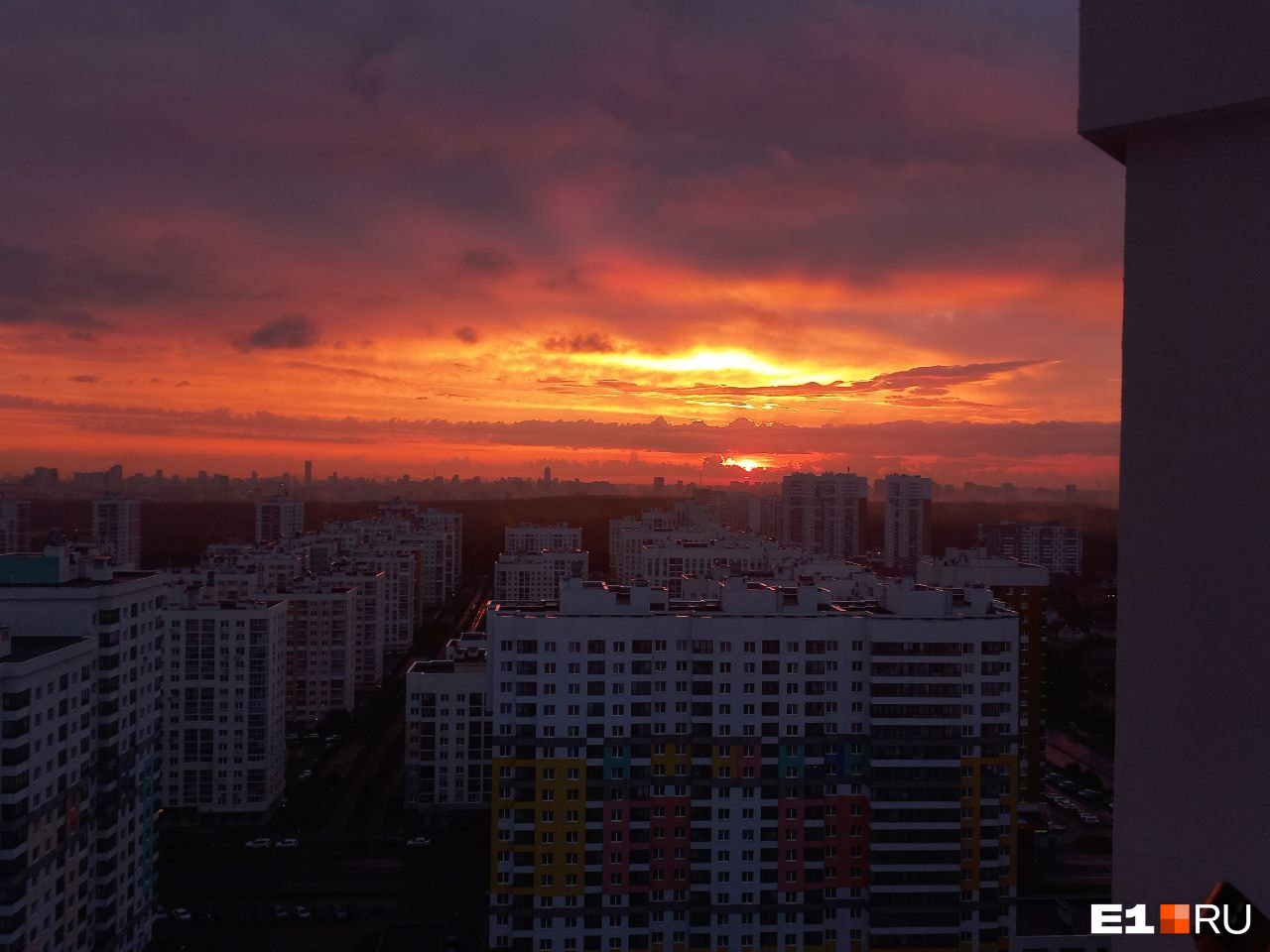Над Екатеринбургом разлился золотой огонь: любуемся ярким рассветом после мощного ливня