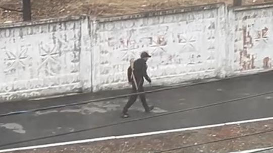 Гулявший по улице с винтовкой за спиной мужчина попался полиции в Чите