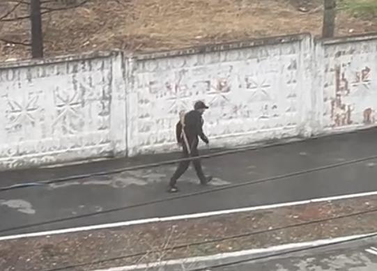 Гулявший по улице с винтовкой за спиной мужчина попался полиции в Чите