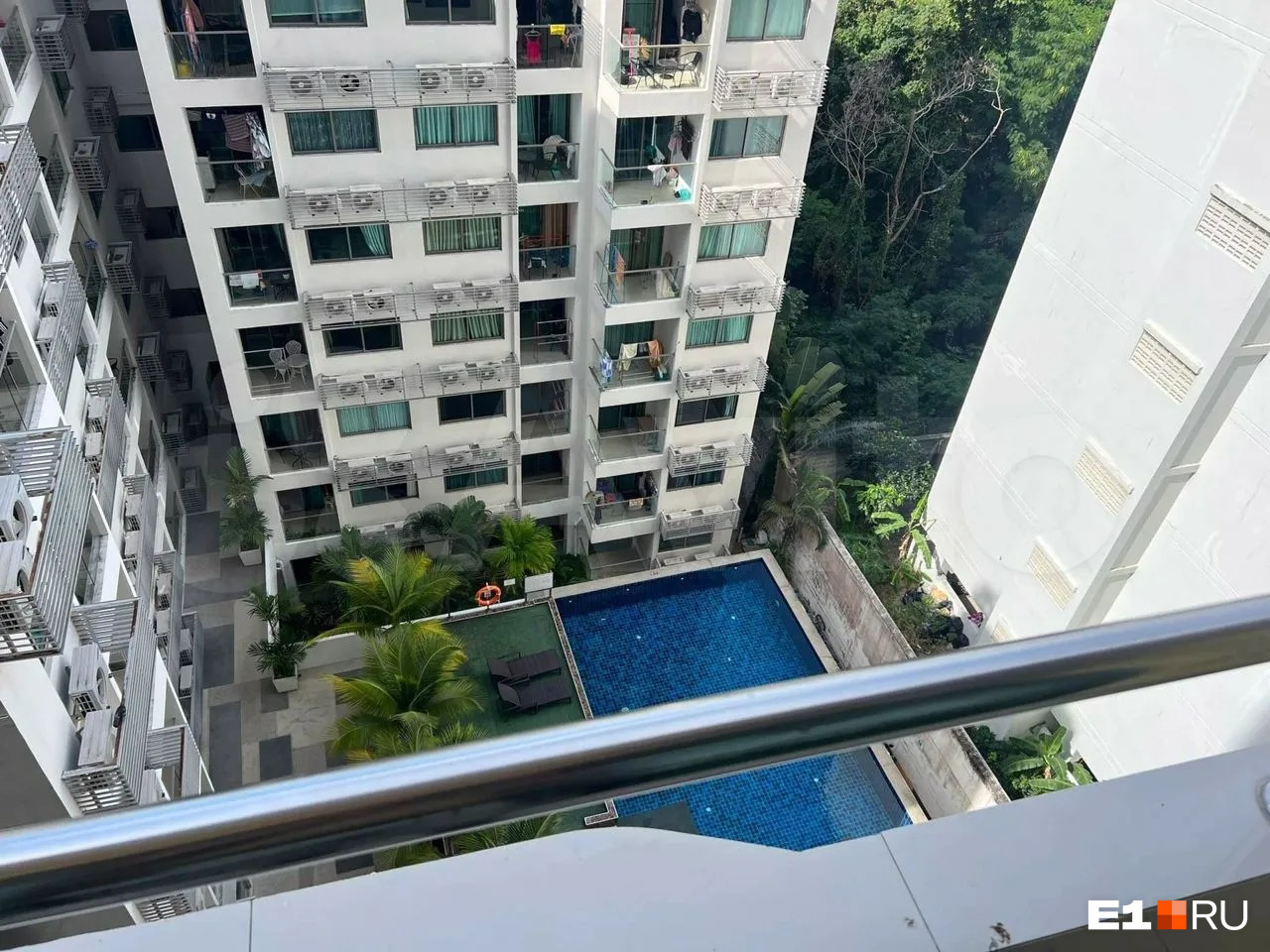 В таиландской квартире есть двор с бассейном и консьерж