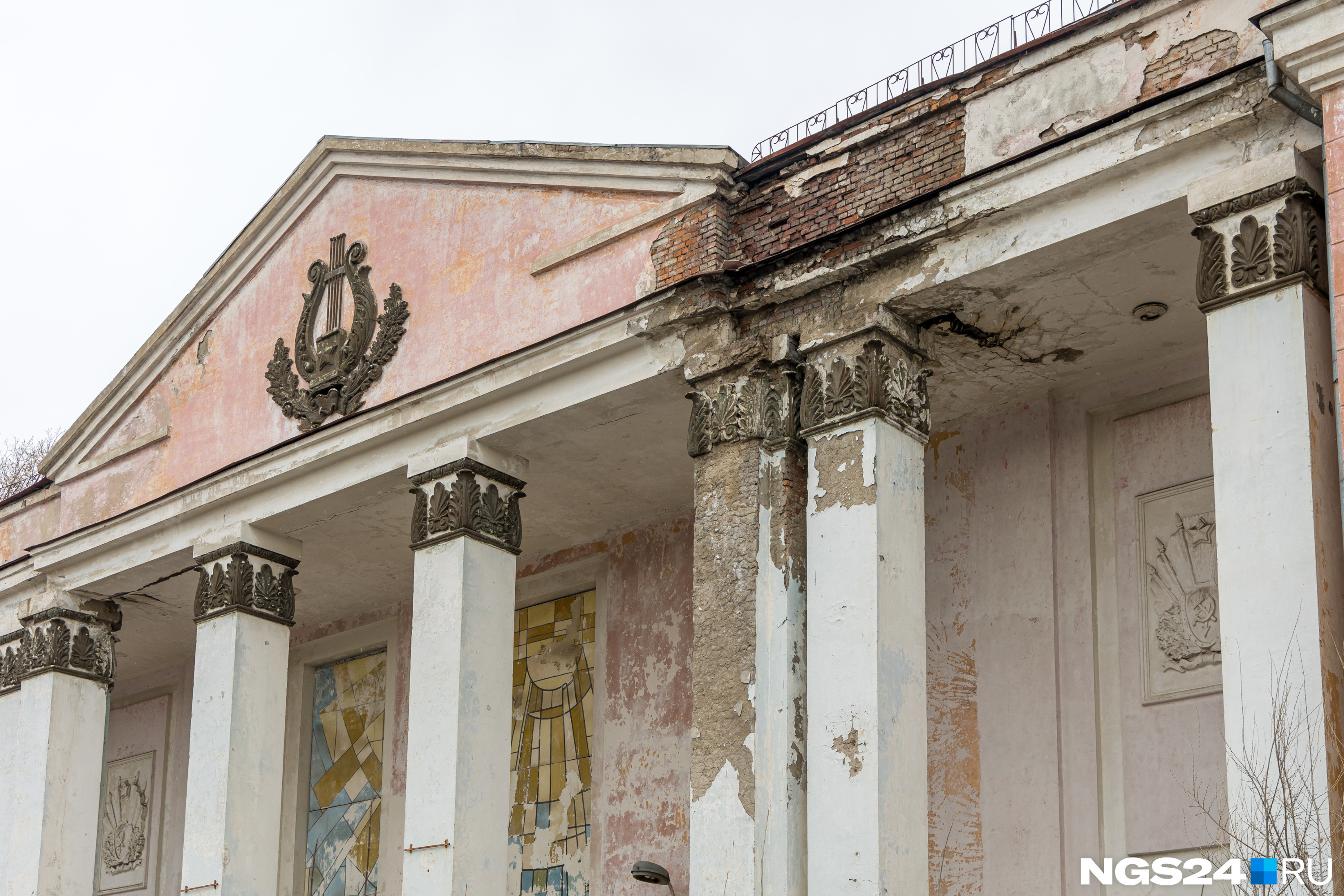 Красивое здание хотели продать и восстановить, но пока оно заброшено и в удручающем состоянии Красивое здание хотели продать и восстановить, но пока оно заброшено и в удручающем состоянии