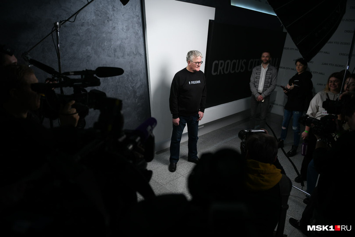 Исполнитель давал интервью вместе со своим отцом Исполнитель давал интервью вместе со своим отцом