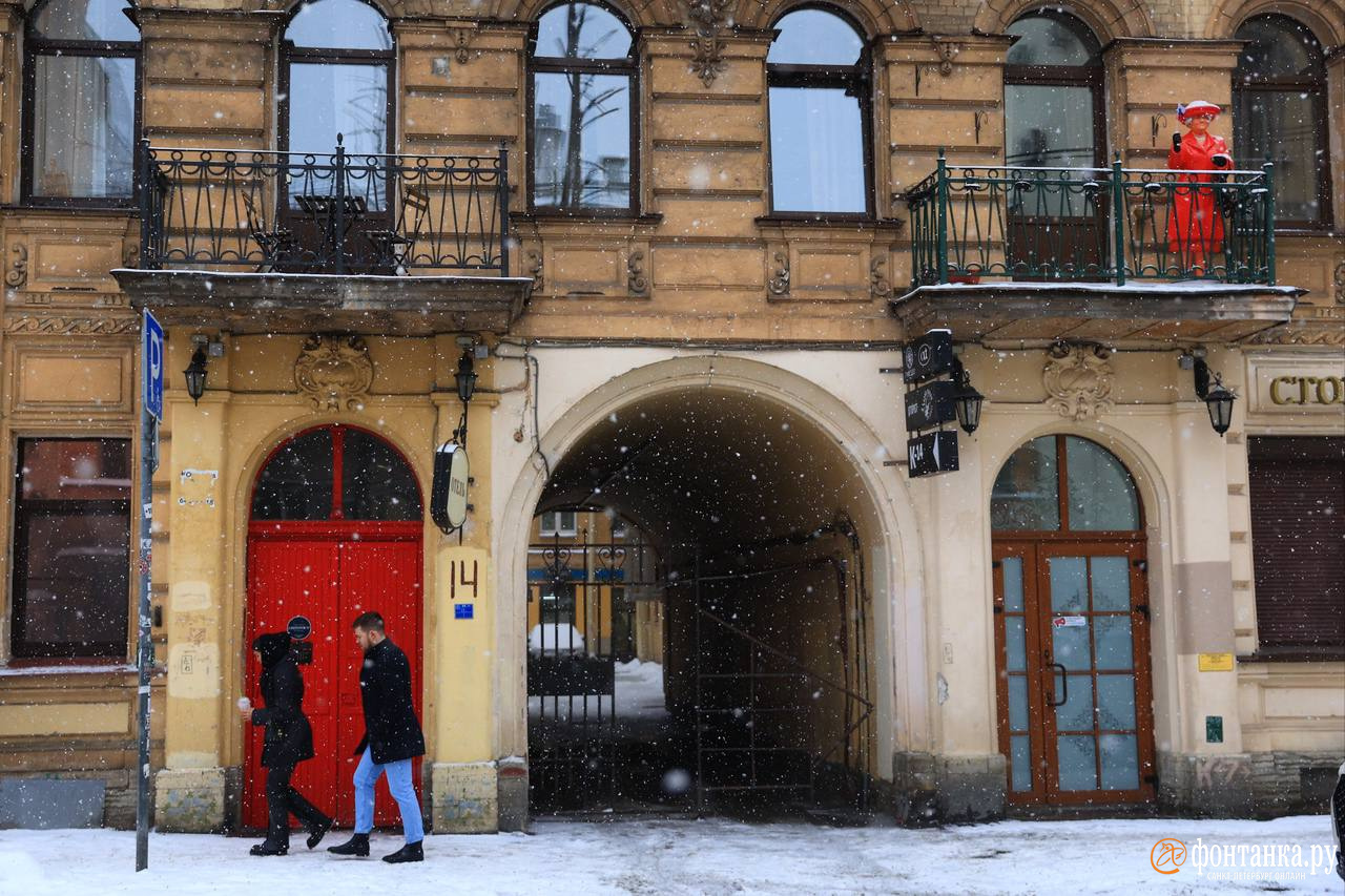 Королева Елизавета» вернулась на балкон в Ковенском переулке, куда она  пропадала, видео, фото - 8 марта 2023 - ФОНТАНКА.ру