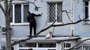 Двухлетняя девочка выпала из окна на крышу балкона во Владивостоке
