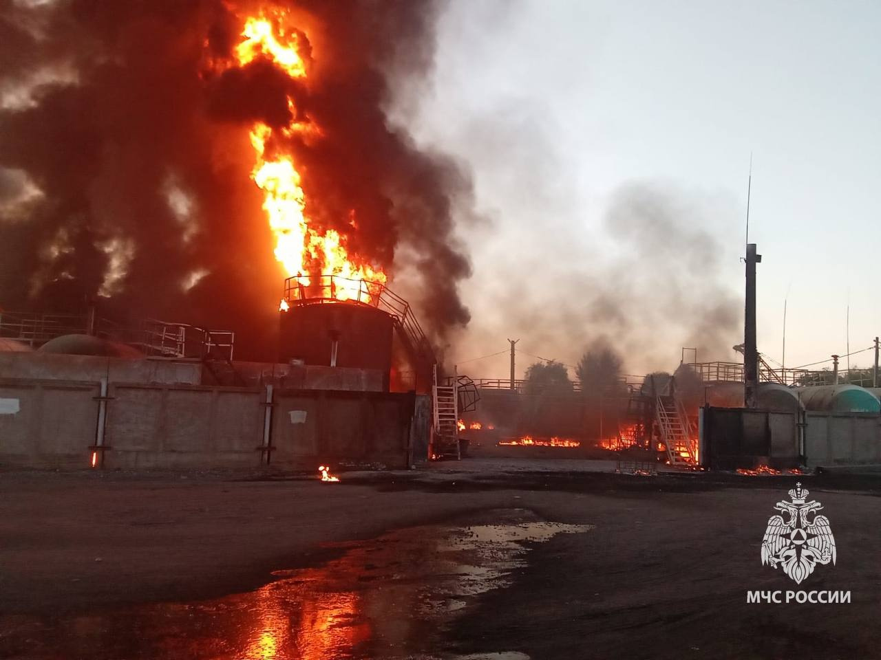 Пожар на складе ГСМ в Уфе тушат с земли, с воды и железной дороги - 9 июня  2023 - ФОНТАНКА.ру