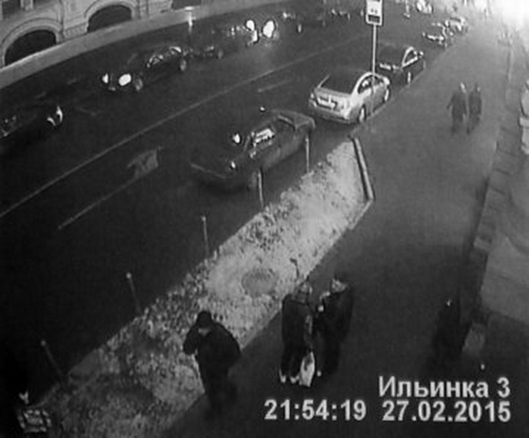 Одни из последних кадров перед смертью Бориса Немцова, которые зафиксировали камеры ГУМа