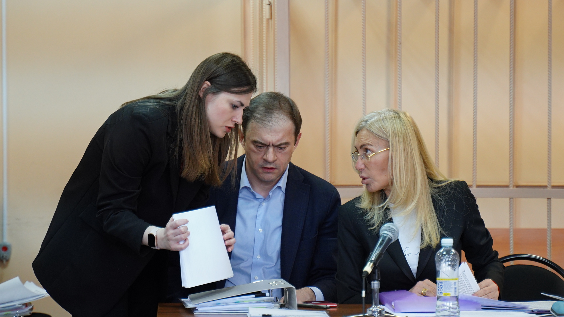 В суде по иску об изъятии бизнеса у семьи Юревича адвокаты поспорили с прокурорами из-за ссылок