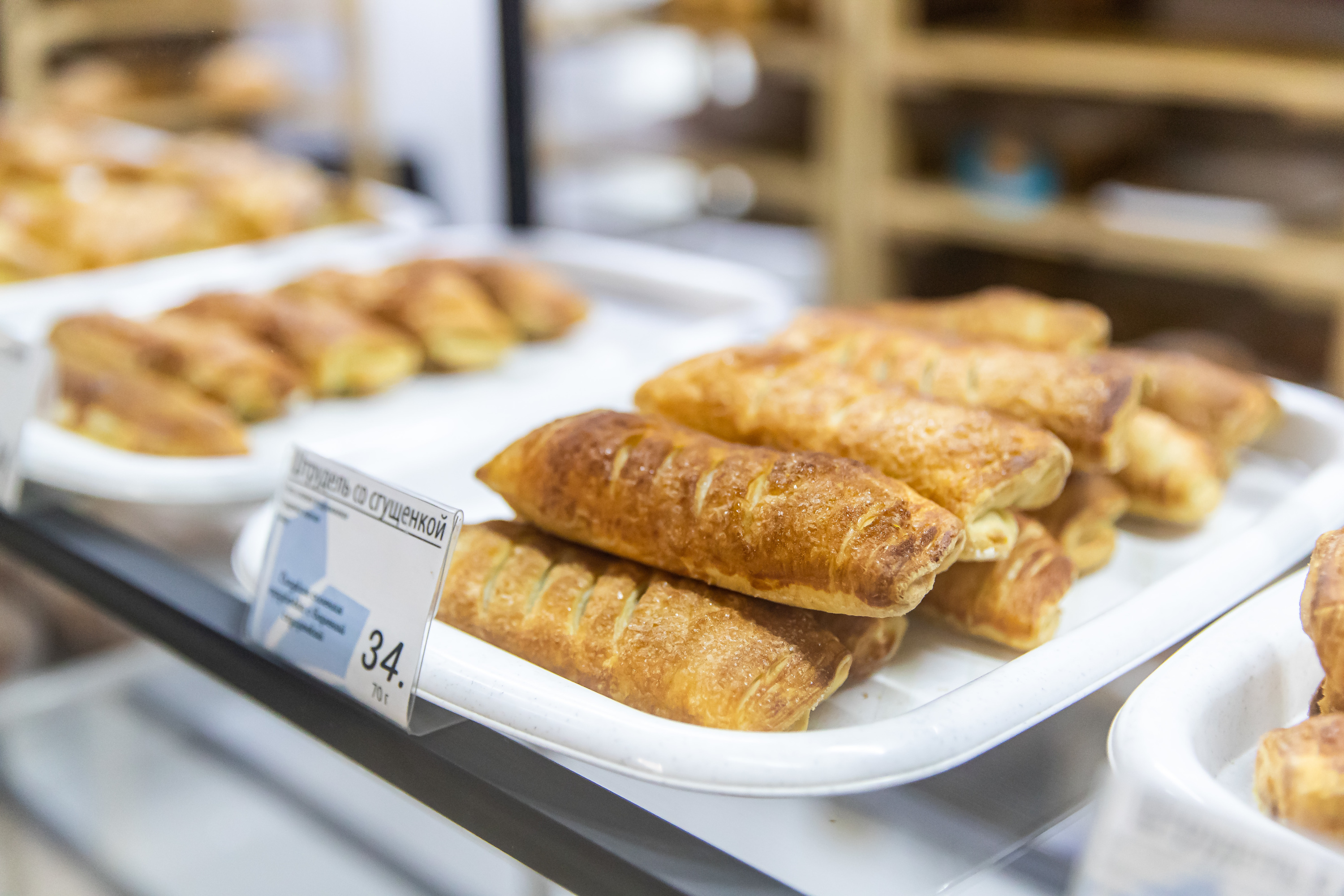 До обеда в пекарне раскупают мелкоштучную выпечку, а к концу дня чаще всего покупают хлеб