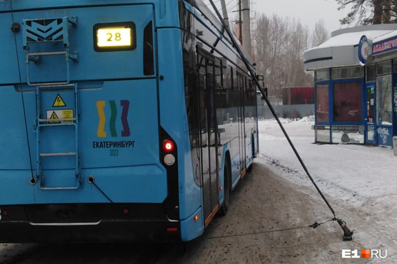 У новых и дорогих троллейбусов в Екатеринбурге внезапно отвалились «рога». Фото