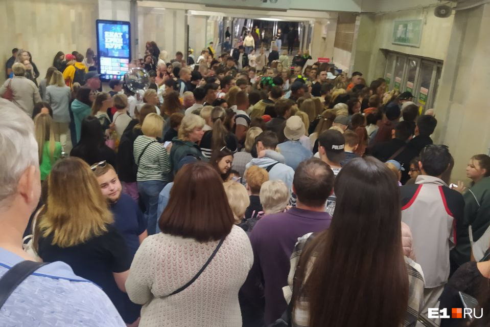 У метро в центре Екатеринбурга скопились гигантские очереди: фото