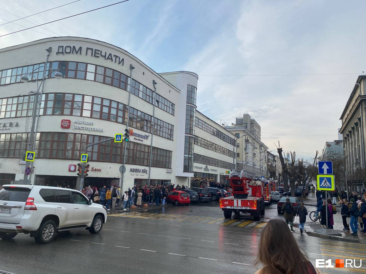 Люди скопились возле здания на Тургенева